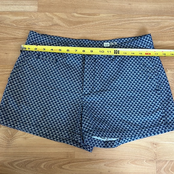 GAP Summer Short Navy/White Triangle Pattern - Picture 5 of 16
